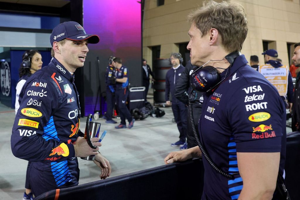 Pebalap Red Bull, Max Verstappen (kiri), berbicara dengan anggota timnya seusai meraih <i>pole</i><i>position</i> pada kualifikasi Formula 1 seri Bahrain, Sabtu (2/3/2024) dini hari WIB. 