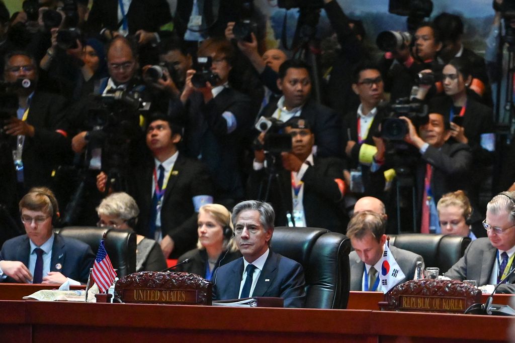 Menteri Luar Negeri Amerika Serikat Antony Blinken (tengah) menghadiri KTT Asia Timur Ke-19 setelah KTT ASEAN Ke-44 dan Ke-45 di Vientiane, Laos, Jumat (11/10/2024). 