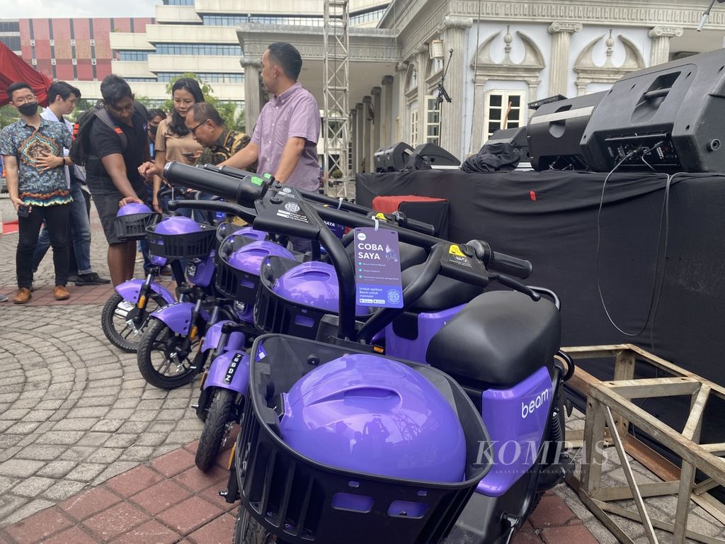 Sejumlah sepeda motor listrik, Beam Rover, terparkir di halaman Balai Kota Semarang, Jawa Tengah, Sabtu (24/9/2022). Penggunaan kendaraan listrik akan digalakkan sebagai upaya memperbaiki kualitas udara di Kota Semarang. 