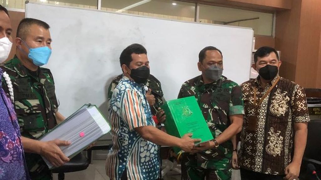 Tim penyidik koneksitas pada Jaksa Agung Muda Bidang Pidana Militer Kejagung menyerahkan berkas perkara dan dua tersangka dalam perkara koneksitas dugaan korupsi TWP AD tahun 2013-2020 kepada Oditur Militer Tinggi II Jakarta dan kepada Pengadilan Militer Tinggi II Jakarta.