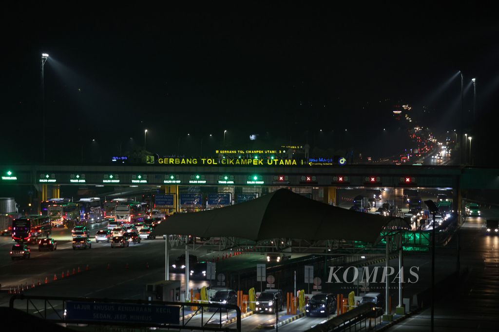 Suasana lalu lintas di Gerbang Tol Cikampek Utama, Karawang, Jawa Barat, Jumat (22/12/2023). Sebanyak 37.161 kendaraan keluar dari Gerbang Tol Cikampek Utama dari arah Jakarta per pukul 20.19 WIB, sementara pada pukul 21.027 masuk menuju Jakarta dari Gerbang Tol Cikampek Utama. 