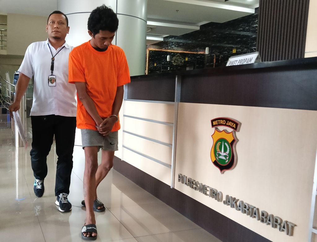 SY (23), pelaku penganiaya dan kekerasan seksual kepada mantan pacarnya di kantor jasa ekspedisi dan pengiriman barang, saat dihadirkan petugas Polres Metro Jakarta Barat, Senin (30/1/2023).