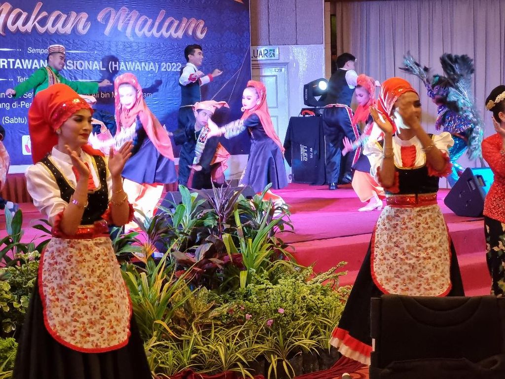 Sejumlah penari menampilkan tarian yang melambangkan keberagaman warga Melaka, Malaysia pada malam perjamuan dalam rangka Hari Wartawan Nasional (Hawana) Malaysia, Sabtu (28/5/2022) malam. Puncak peringatan Hawana 2022 digelar di Melaka dan dihadiri Perdana Menteri Malaysia Ismail Sabri bin Yaakob.