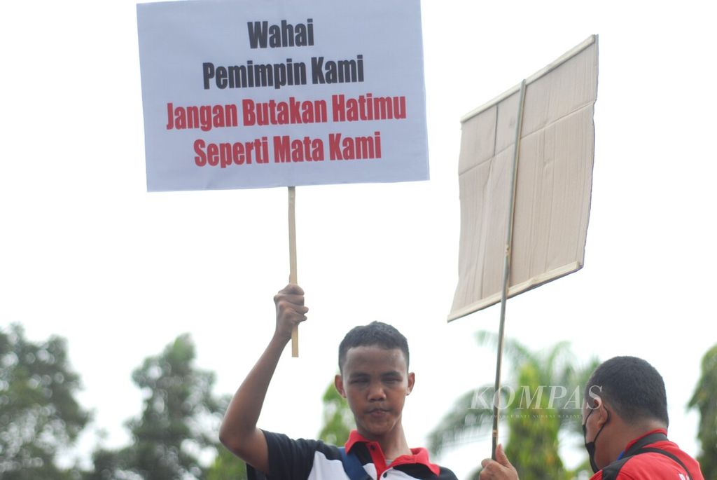 Disabled athletes in Batanghari Regency staged a protest on Monday (24/4/2024) in Muara Bulian City, demanding for achievement bonuses that have been delayed for 6 months.