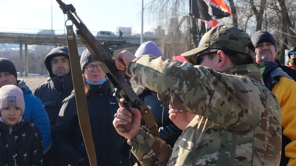 Seorang instruktur menunjukkan senapan serbu Kalashnikov dalam pelatihan dasar penggunaan senjata yang dilakukan oleh kelompok sayap kanan Ukraina di Kiev, Minggu (13/2/2022). Pelatihan serupa kepada warga sipil juga dilakukan oleh Unit Pasukan Khusus Azov dari Garda Nasional Ukraina.