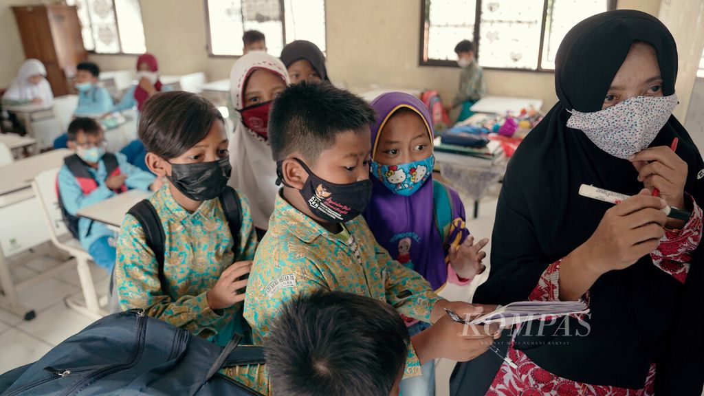 Ibu guru Rita dalam pembelajaran tatap muka kelas V di SDN Satria Mekar 02, Kecamatan Tambun Utara, Kabupaten Bekasi, Jawa Barat, Kamis (25/11/2021). KOMPAS/AGUS SUSANTO (AGS) 25-11-2021