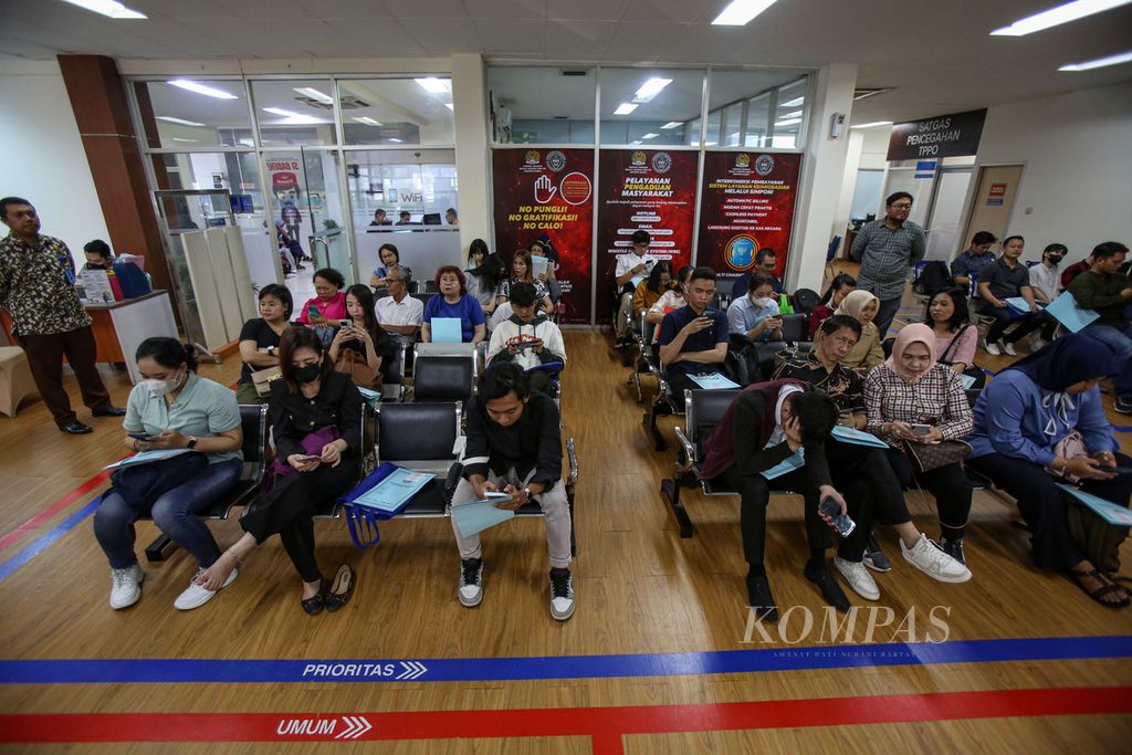 Para pemohon pembuatan paspor menunggu antrean di Kantor Imigrasi Kelas I Khusus Non TPI Jakarta Barat, Jumat (21/6/2024). Pelayanan paspor di kantor imigrasi terdampak akibat gangguan pada sistem Pusat Data Nasional. Gangguan Pusat Data Nasional ini terjadi sejak Kamis (20/6/2024).