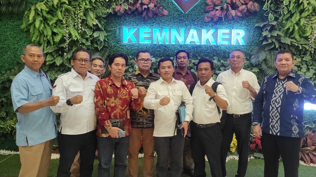 Unsur serikat pekerja/serikat buruh berfoto bersama seusai ikut rapat gabungan LKS Tripartit Nasional-Dewan Pengupahan Nasional, Selasa (5/11/2024), di kantor Kemenaker, Jakarta.