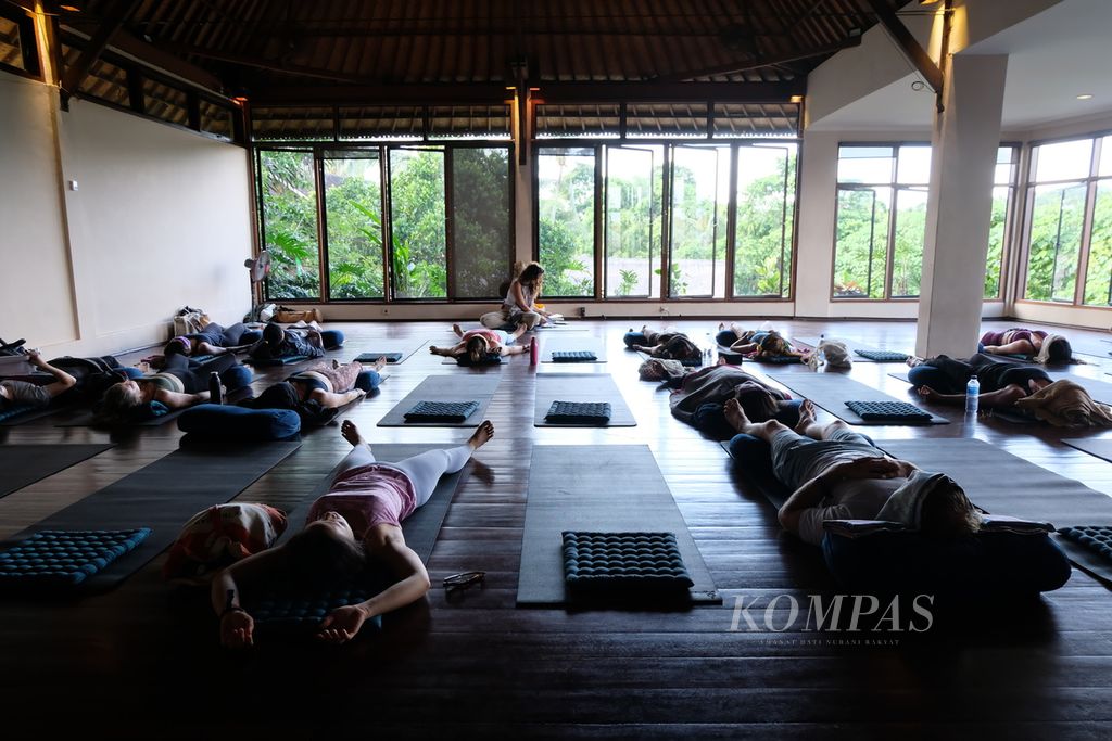 Sejumlah orang melakukan yoga nidra yang digelar pada salah satu sesi di festival yoga internasional, BaliSpirit Festival, pada Jumat (3/5/2024) di Ubud, Bali.  