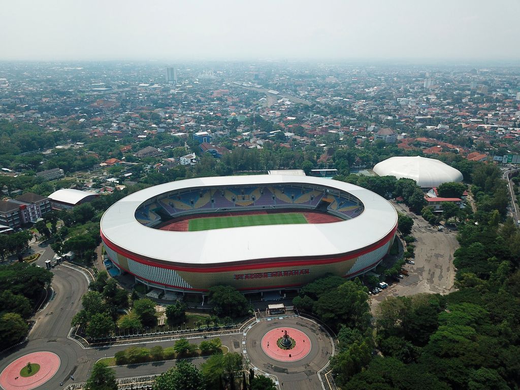 Stadion Manahan yang akan digunakan untuk penyelenggaraan Piala Dunia U-20 di Kota Surakarta, Jawa Tengah, Senin (20/3/2023). 