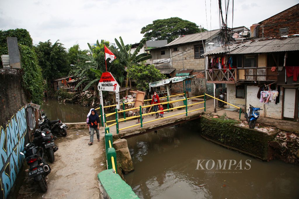 Aliran Kali Mampang, Tegal Parang, Mampang Prapatan, Jakarta Selatan, Kamis (10/11/2022).