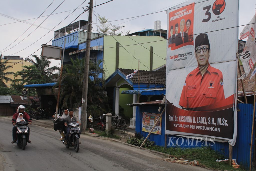 Citizens pass by a large billboard of a candidate for the Indonesian House of Representatives (DPR RI) displayed in the North Sumatra I Electoral District in Tebing Tinggi City (20/1/2024).