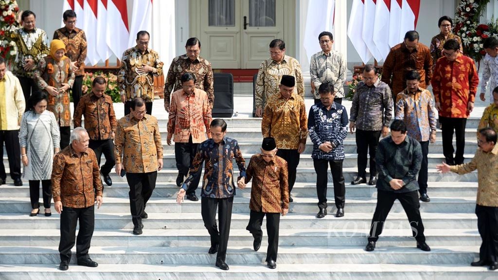 Presiden Joko Widodo bersama Wakil Presiden Ma’ruf Amin memasuki Istana Merdeka, Jakarta, seusai berfoto bersama para menteri, Rabu (23/10/2019). Pesan presiden kepada para menteri, antara lain, agar mereka tidak melakukan korupsi dan menciptakan sistem yang menutup celah korupsi.