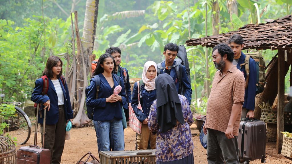 Salah satu adegan dalam film <i>KKN di Desa Penari</i> karya sutradara Awi Suryadi. Film ini menjadi film Indonesia terlaris sepanjang masa, meraup lebih dari 8 juta penonton dalam waktu 25 hari penayangan,