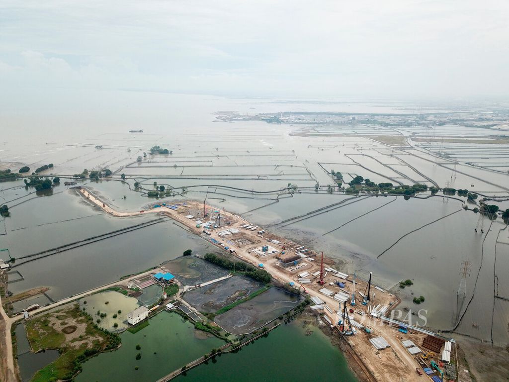 The process of building the Semarang-Demak Toll Road Section I infrastructure can be seen from above with the northern waters of Semarang City, Central Java as the background, on Monday (22/1/2024). The Semarang-Sayung toll road project is planned to also function as a toll road and sea dike to overcome problems caused by high tide floods.