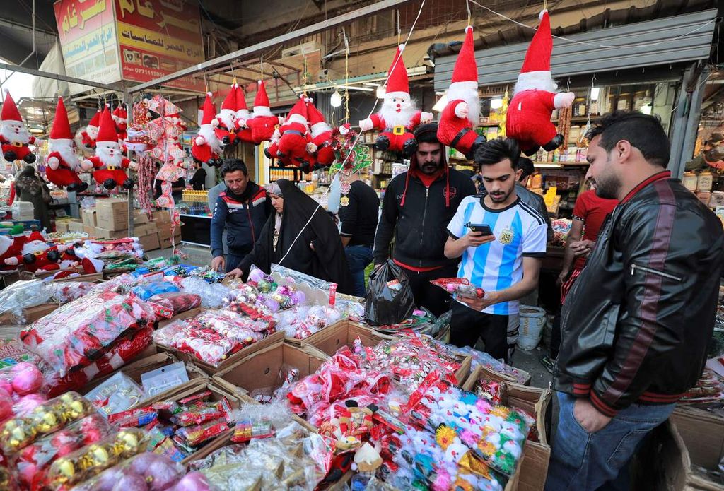 Sejumlah warga Irak membeli pernik natal di Pasar Shorja,  Baghdad pada Rabu (14/12/2022) lalu.