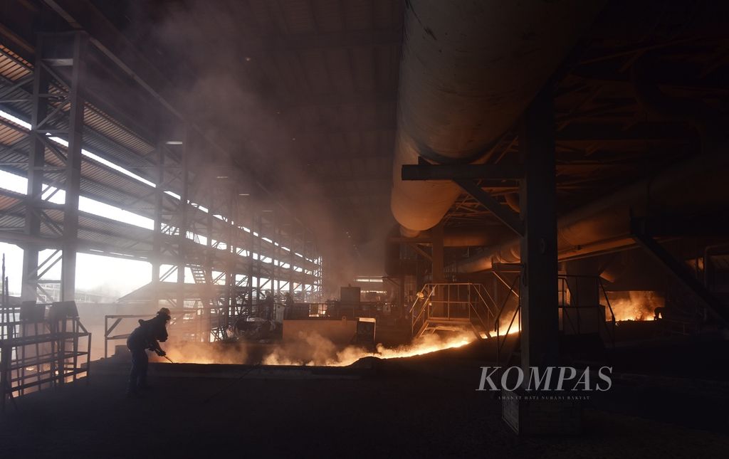 Aktivitas pabrik peleburan nikel (smelter) dengan teknologi <i>rotary kiln-electric furnace</i> (RKEF) di kawasan penambangan dan industri pengolahan nikel grup Harita Nickel yang berada di Pulau Obi, Halmahera Selatan, Maluku Utara, Sabtu (25/11/2023). 