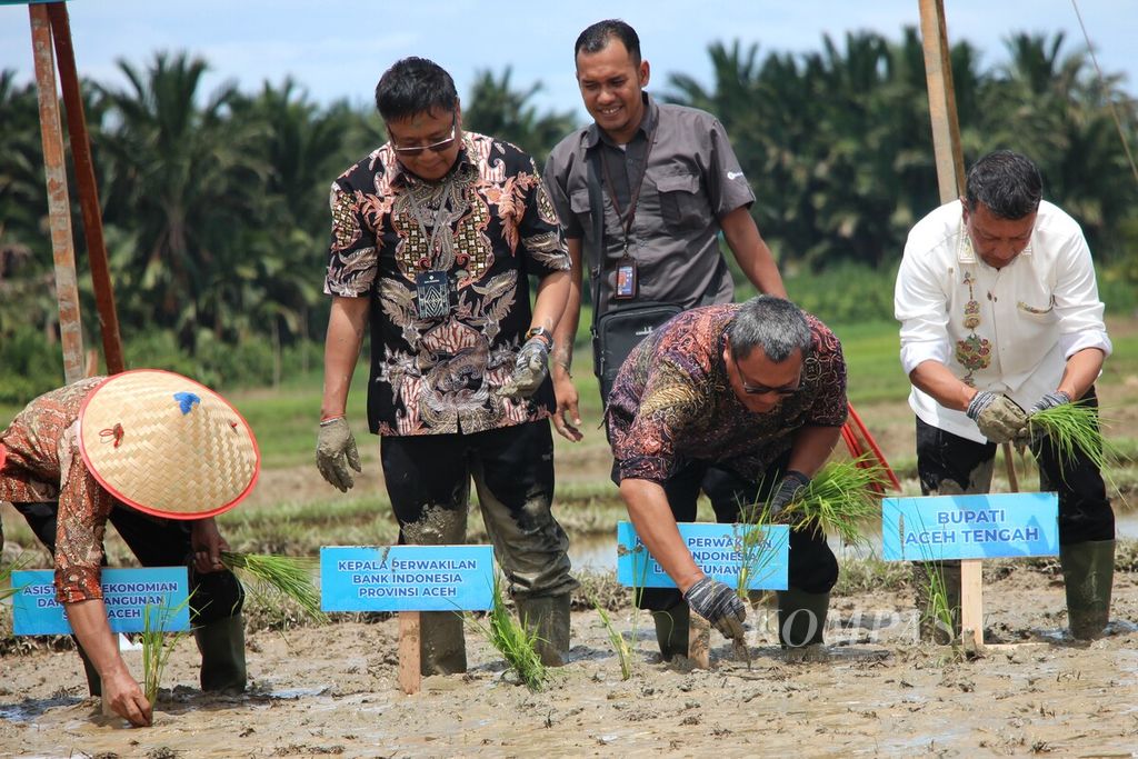 Gerakan tanam bersama dilakukan di Desa Paya Lumpat, Kecamatan Samatiga, Kabupaten Aceh Barat, Provinsi Aceh, Selasa (22/8/2023). Gerakan tanam tersebut untuk meningkatkan produktivitas pangan, padi, sebagai upaya menekan inflasi.
