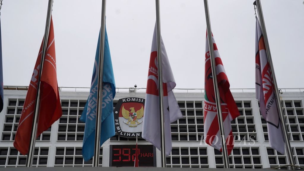 Bendera partai politik peserta Pemilu 2024 dipasang di Kantor Komisi Pemilihan Umum (KPU), Jakarta, Selasa (17/1/2023). 