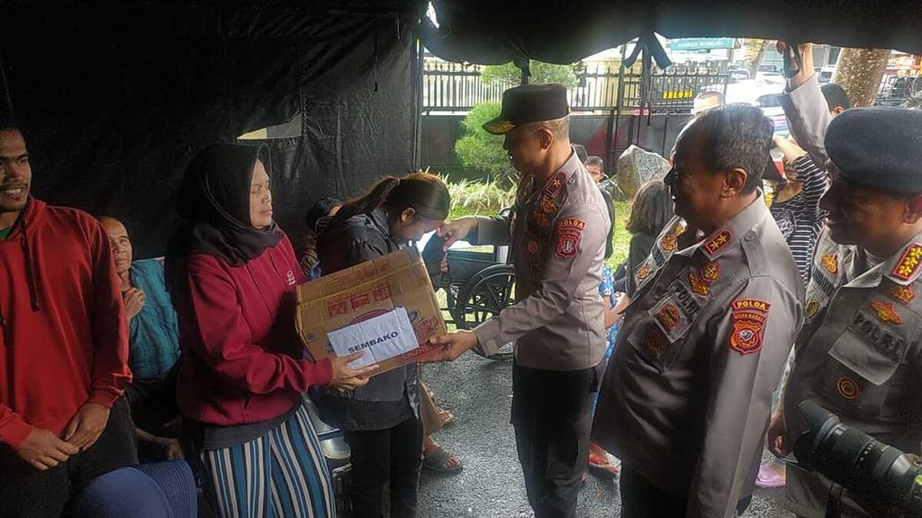 Polda Metro Jaya mengirimkan bantuan kemanusiaan untuk korban gempa Cianjur, Jawa Barat, Kamis (24/11/2022).