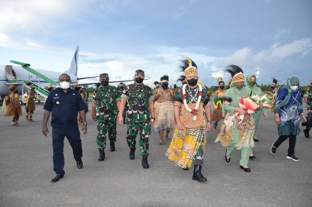 Kepala Staf TNI AD Jenderal Dudung Abdurahman bersama istri tiba di Bandara Mopah, Kabupaten Merauke, Papua, Senin (11/4/2022).
