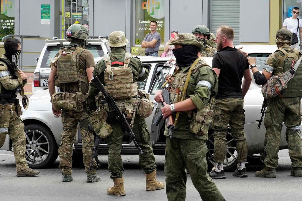 Anggota kelompok Wagner memeriksa sebuah mobil di jalan Rostov-on-Don, 24 Juni 2023. Presiden Vladimir Putin pada 24 Juni 2023 mengatakan, pemberontakan bersenjata oleh tentara bayaran Wagner adalah "tikaman dari belakang" dan kelompok itu.