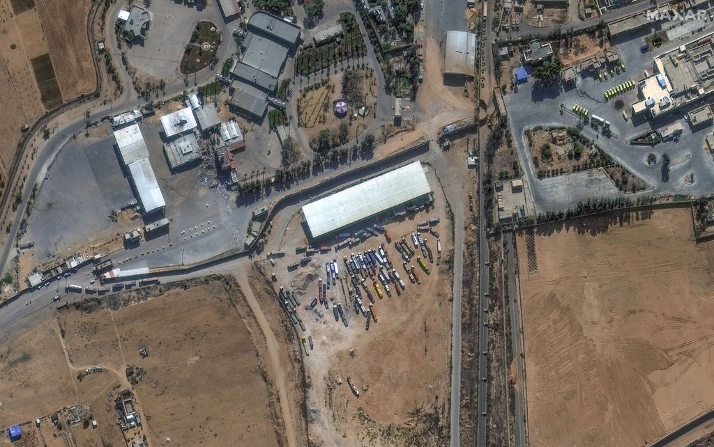 Kondisi perbatasan Gaza dan Mesir di Rafah dilihat dari udara. Truk-truk pengangkut bantuan kemanusiaan mengantre di perbatasan itu, Selasa (7/11/2023). Foto satelit ini bersumber dari Maxar Technologies yang dirilis AP.