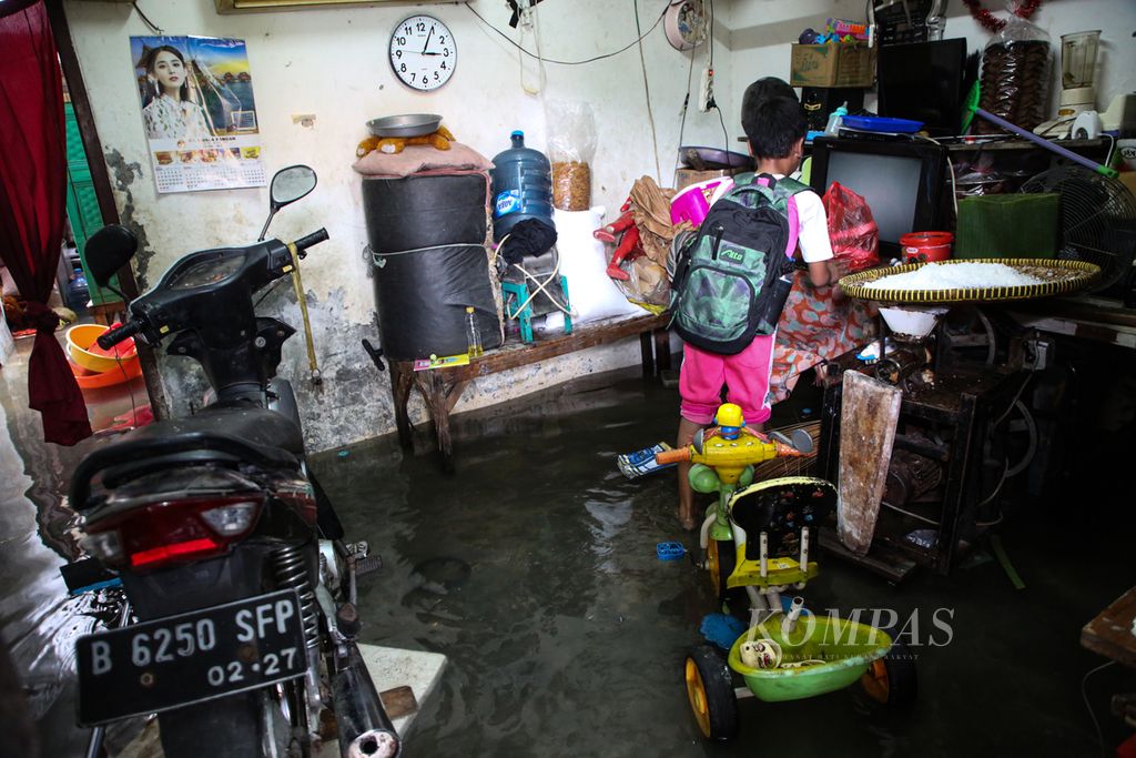 Kondisi salah satu rumah kontrakan warga di kelurahan Gaga, Larangan, Kota Tangerang, Banten, yang terendam banjir, Senin (27/2/2023).