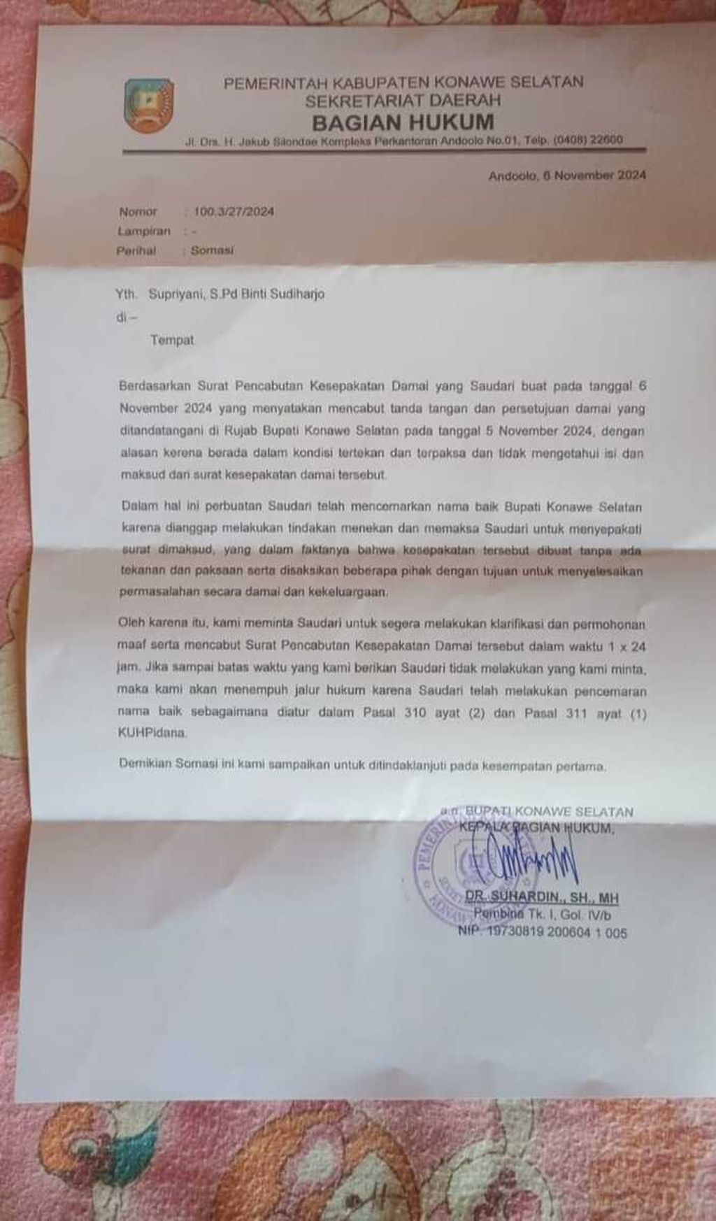 Pemerintah Kabupaten Konawe Selatan mengirimkan somasi kepada Supriyani, guru honorer yang dituduh menganiaya anak polisi, Rabu (6/11/2024). Supriyani sebelumnya mencabut pernyataan damai yang juga meminta ia tidak mengungkit kasus yang dialami. 