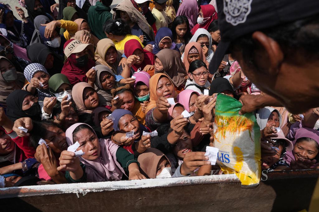 Warga antre untuk membeli beras murah dalam operasi pasar beras stabilitas pasokan dan harga pangan dari Bulog Karawang di Kantor Kecamatan Babelan, Kabupaten Bekasi, Jawa Barat, Selasa (20/2/2024).