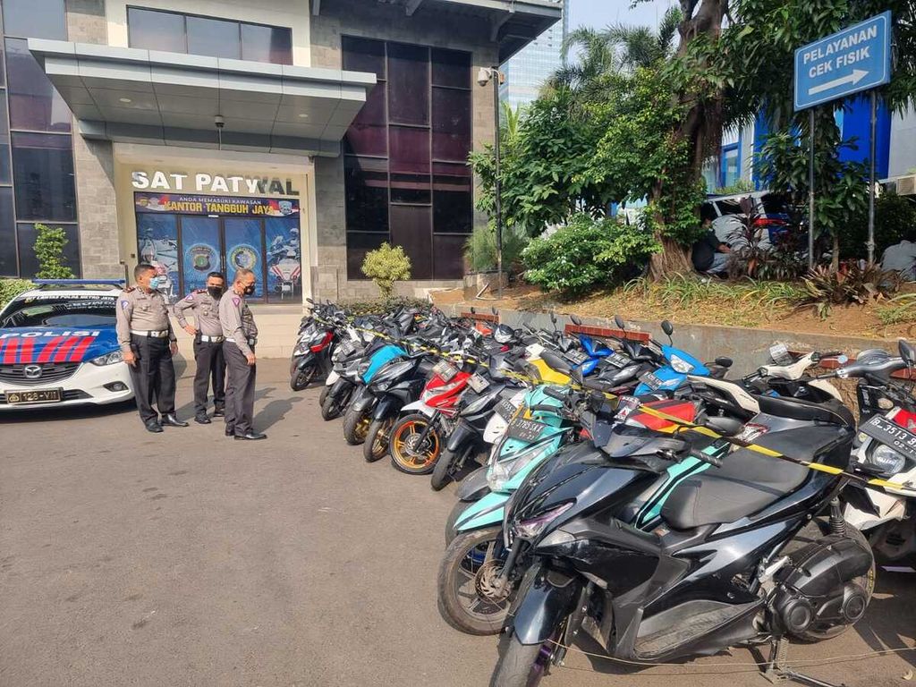 Sebanyak 88 motor dirazia polisi Polda Metro Jaya dalam kegiatan penertiban dan penindakan balap liar di Jalan Tentara Pelajar, Jakarta, pada 2 September 2021. Kegiatan balap liar terjadi pada dini hari, lalu dilaporkan warga ke kepolisian.