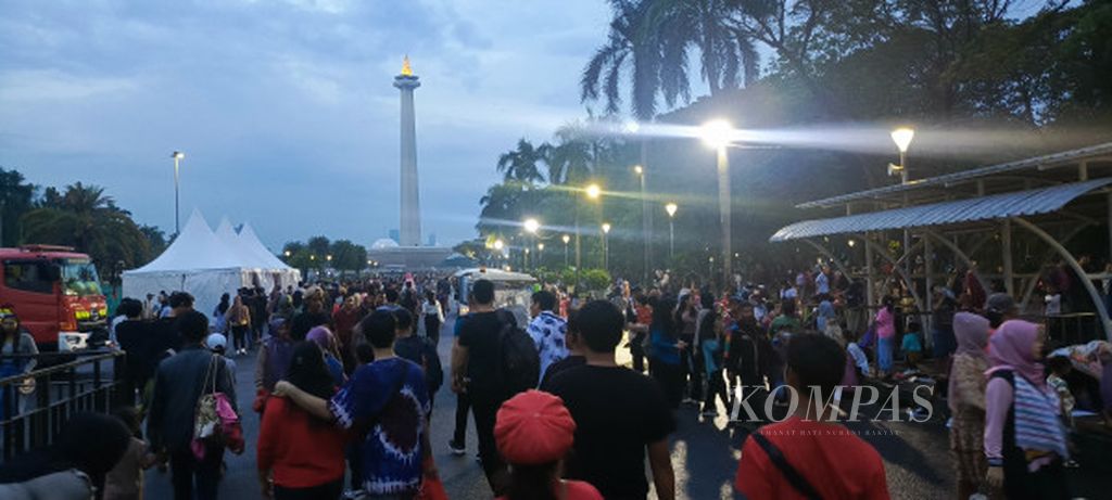 Pengunjung mulai berdatangan untuk merayakan pergantian tahun di kawasan Monas, Jakarta, Minggu (31/12/2023).