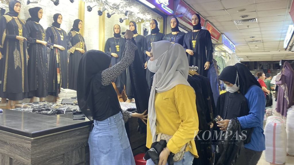 Menjelang bulan Ramadhan, pengunjung mulai berbelanja pakaian di Pasar Tanah Abang, Jakarta Pusat, Selasa (5/3/2024).