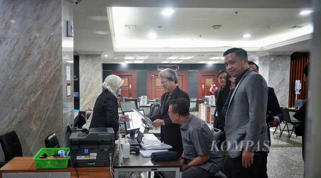 Tim penasihat hukum Ganjar-Mahfud menyerahkan berkas kesimpulan persidangan terkait sidang perselisihan hasil pemilihan umum kepada petugas di MK, Jakarta, Selasa (16/4/2024). 