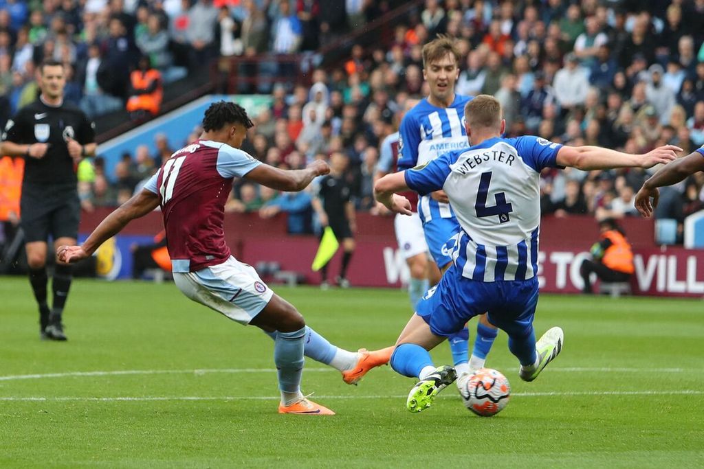 Penyerang Aston Villa, Ollie Watkins (kiri), mencetak gol ke gawang Brighton & Hove Albion pada laga Liga Inggris di Stadion Villa Park di Birmingham, Inggris, Sabtu (30/9/2023) malam. Villa menang, 6-1.