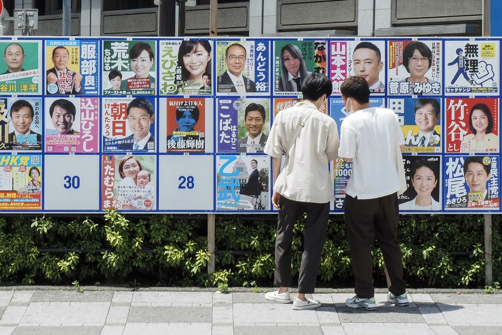 Warga melihat-lihat poster kampanye untuk pemilihan anggota majelis tinggi parlemen Jepang di Tokyo, 10 Juli 2022. 