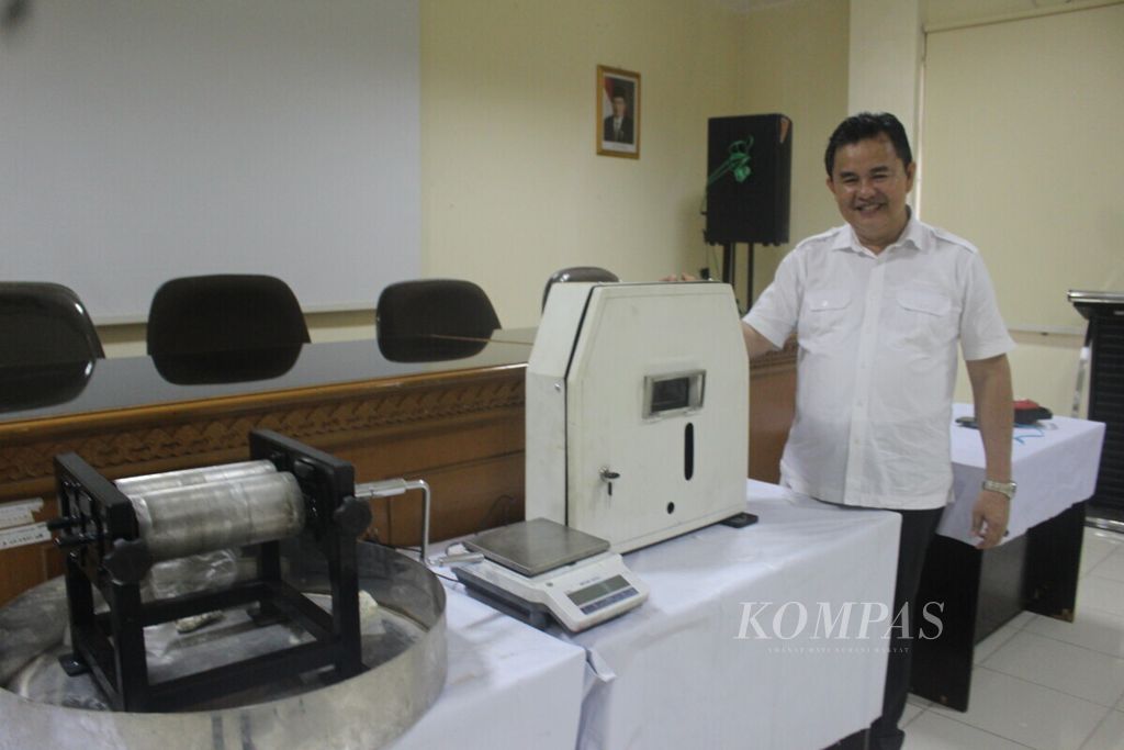 Peneliti dari Balai Riset Standardisasi Industri Palembang Kementerian Perindustrian Nasruddin menunjukkan teknologi APK3BIPA (Alat Penduga K3 Baristand Palembang) 2019 di kantor Baristand Palembang Senin (18/2/2019). 