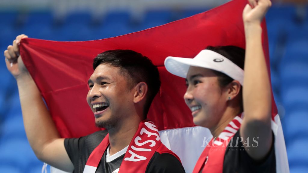 Pasangan ganda campuran tenis Indonesia, Christopher Rungkat dan Aldila Sutjiadi, merayakan kemenangannya pada final ganda campuran tenis SEA Games Vietnam 2021 di Lapangan Tenis Hanaka Paris Ocean Park, Bac Ninh, Vietnam, Jumat (20/5/2022). Mereka meraih medali emas.