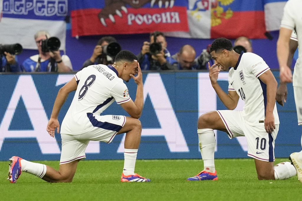 Dua pemain Inggris, Jude Bellingham (kanan) dan Trent Alexander-Arnold, merayakan terciptanya gol ke gawang Serbia pada laga Grup C Piala Eropa Jerman 2024 di Gelsenkirchen, Jerman, Senin (17/6/2024) dini hari WIB. Inggris menang 1-0 pada laga itu. 