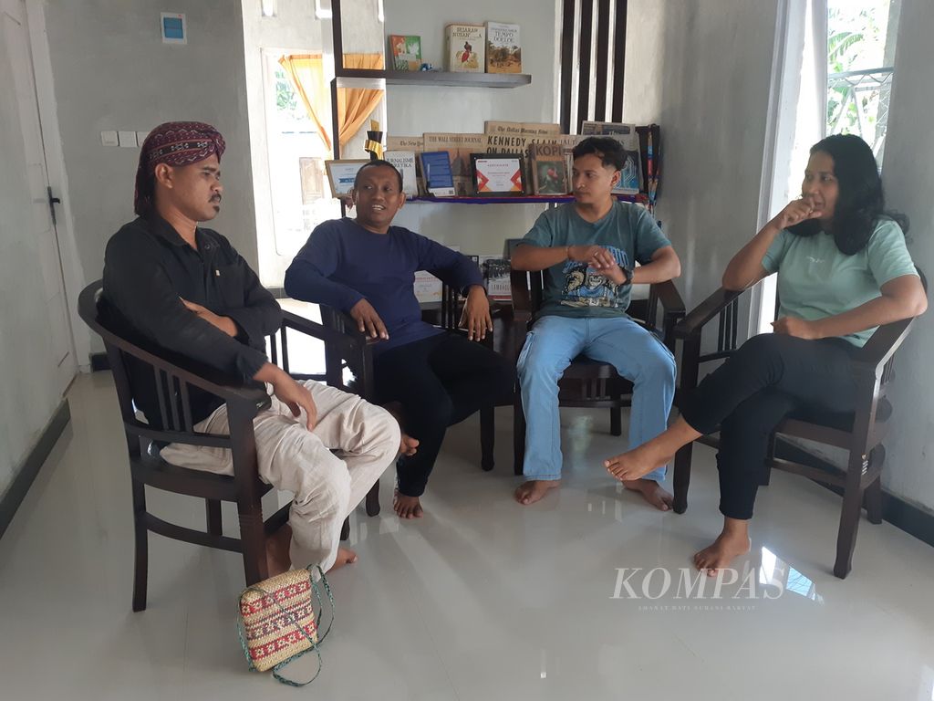 The cultural leaders from East Flores Regency, East Nusa Tenggara, were seen in the city of Kupang on Sunday, May 5th, 2024. They were in discussion with the Head of Culture Division of the Tourism and Culture Department of East Flores Regency, Silvester Petara Hurit (second from left).