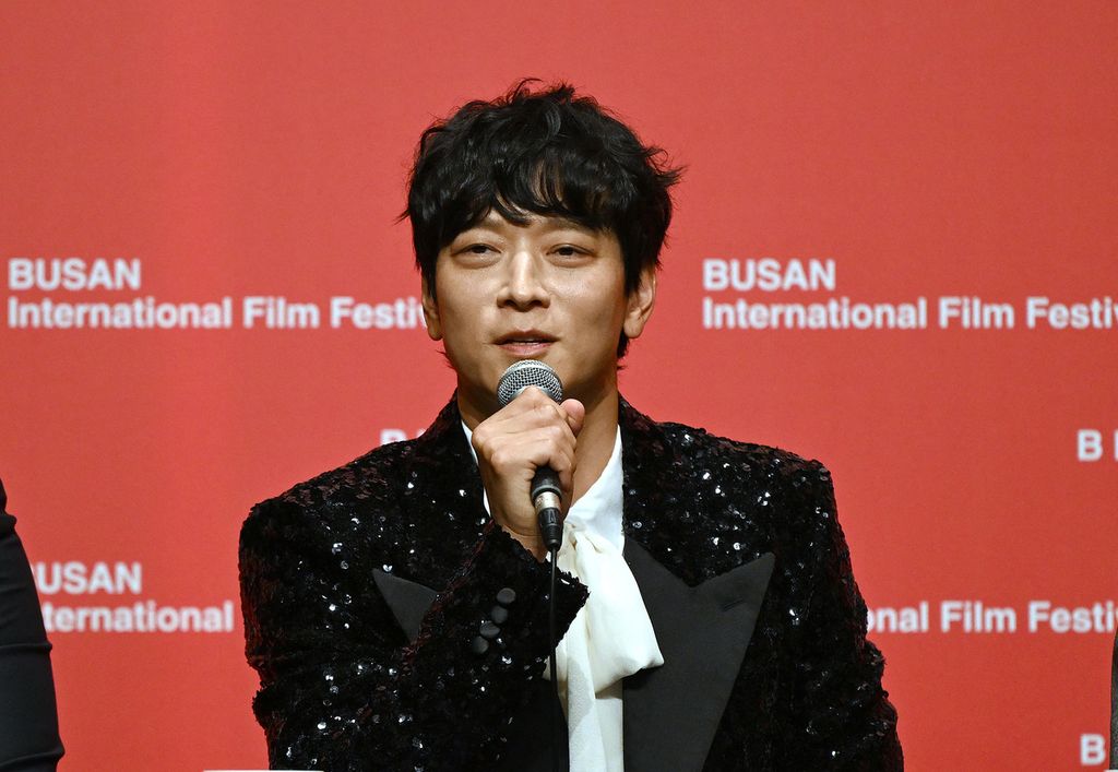 Aktor Korea Selatan, Gang Dong-won, berbicara dalam sebuah konferensi pers selama acara pembukaan film <i>Uprising</i> dalam Busan International Film Festival (BIFF) ke-29 di Busan, Korsel, pada 2 Oktober 2024.