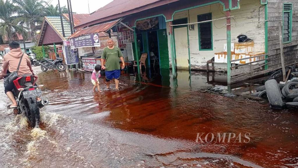 Warga beraktivitas di tengah banjir yang melanda Kota Palangkaraya, Kalteng, Kamis (9/2/2023). Banjir merendam setidaknya 13 kelurahan dari total lima kecamatan di Palangkaraya.