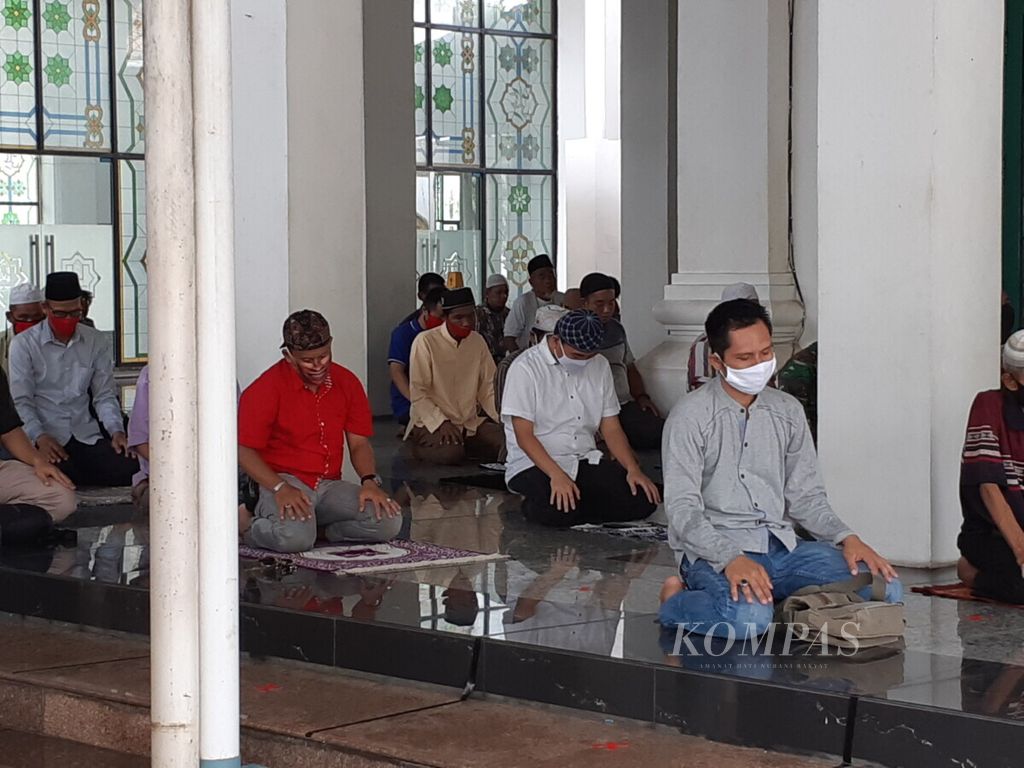 Sejumlah jemaah Masjid Agung Palembang sedang melakukan shalat berjemaah, Rabu (3/6/2020). Pemerintah Kota Palembang memberikan izin kepada pengelola tempat ibadah untuk menggelar ibadah dengan mengedepankan protokol kesehatan.
