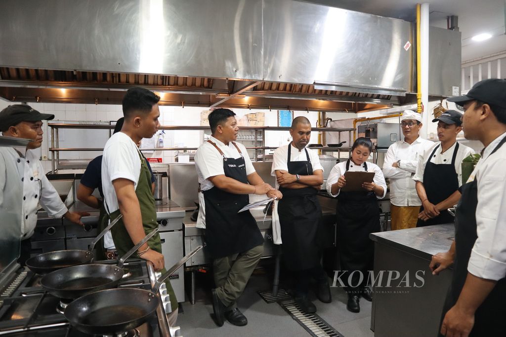 <i>Briefing</i> dilakukan oleh Chef I Wayan Kresna Yasa dan Chef Iwan Yunarto di dapur resor Amandari, Desa Kedewatan, Ubud, Kabupaten Gianyar, Bali.