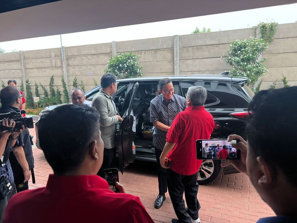 Mantan Gubernur DKI Jakarta Anies Baswedan berkunjung ke kantor DPD PDI-P DKI Jakarta di Cakung, Jakarta Timur. Kunjungan tersebut dilakukan dalam rangka memenuhi undangan silaturahmi.