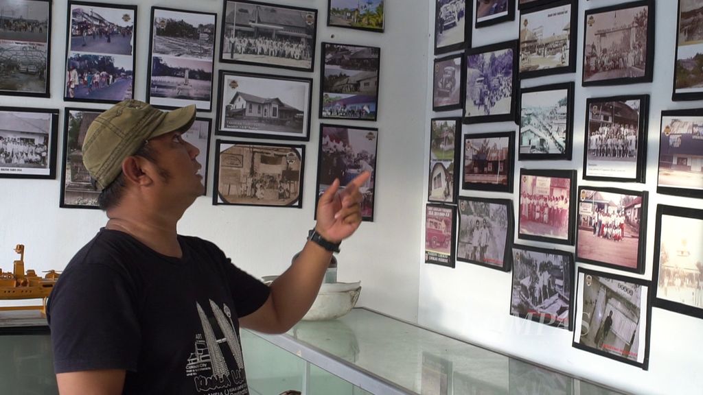 Koordinator Divisi Edukasi Komunitas Tarakan Tempo Doelo Ronalsyah (39) menunjukkan foto lawas Perang Dunia II di Kota Tarakan, Kalimantan Utara, Selasa (27/9/2022)