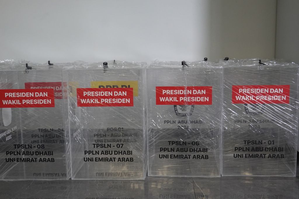 Kotak suara di Panitia Pemilihan Luar Negeri (PPLN) Abu Dhabi, Uni Emirat Arab, Senin (5/2/2024). PPLN Abu Dhabi siap menyelenggarakan pemilu di 10 TPS Abu Dhabi pada 10 Februari mendatang. Sementara pemilu dengan kotak suara keliling (KSK) saat ini sudah berlangsung di empat KSK. Untuk empat KSK ini, pemilih yang mayoritas adalah pekerja migran Indonesia harus mendapatkan surat izin memilih dari majikan.