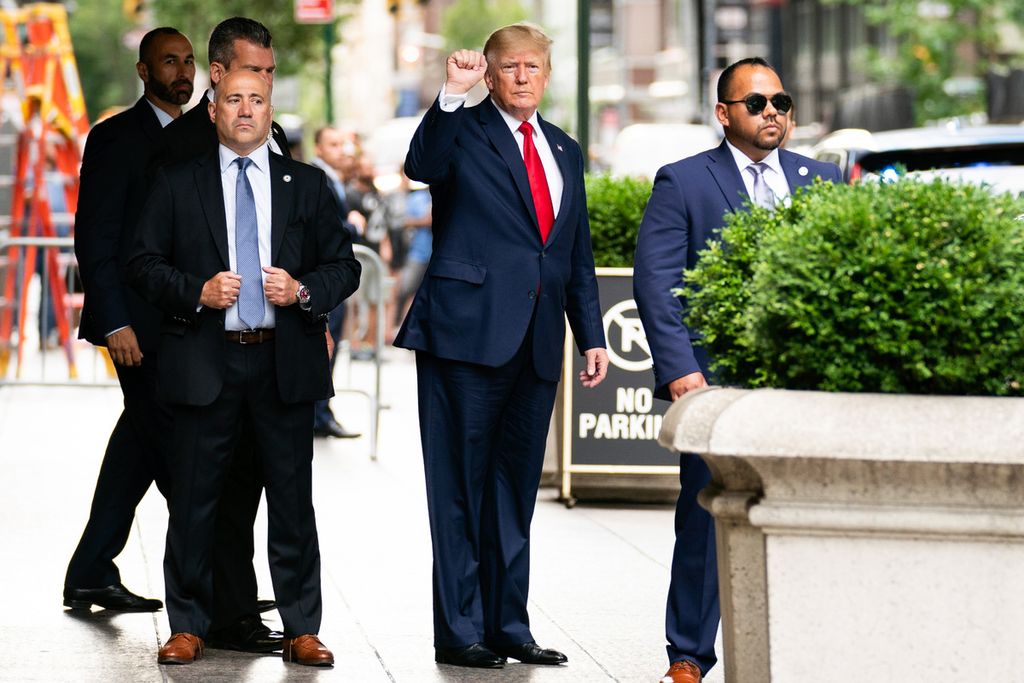 Mantan Presiden Amerika Serikat Donald Trump mengepalkan jari tangannya saat meninggalkan Trump Tower di New York, Rabu (10/8/2022), menuju kantor Jaksa Agung New York terkait penyelidikan salah satu kasusnya.  (AP Photo/Julia Nikhinson)