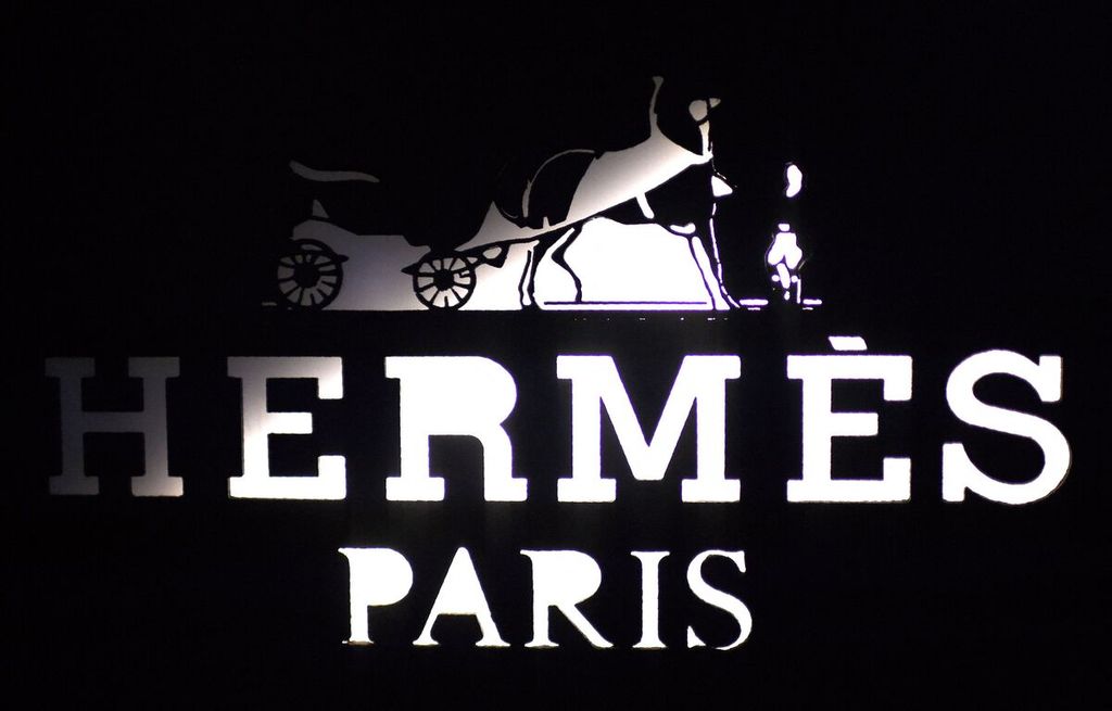 Logo produk mewah dan adibusana Perancis, Hermes, difoto di luar sebuah toko di ruas jalan Rue du Faubourg Saint-Honore di Paris, Perancis, 20 Desember 2017. 