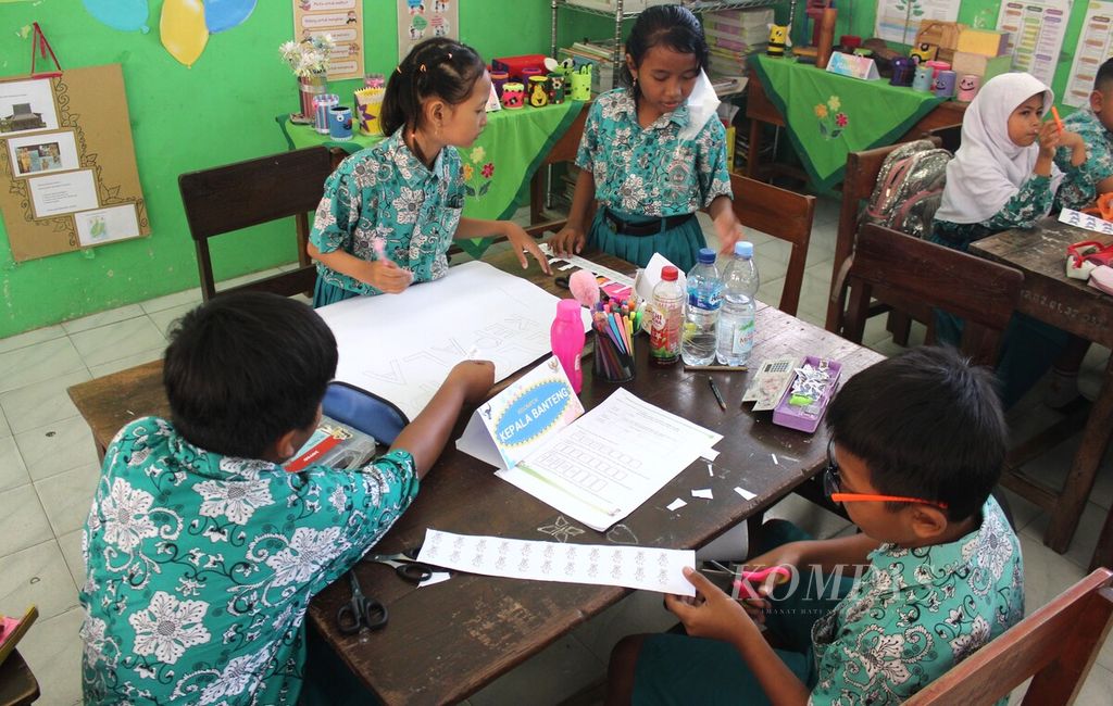 Siswa SDN Tenggulunan, Kabupaten Sidoarjo, Jawa Timur, belajar numerasi, Rabu (4/10/2023). Sejak Februari lalu, sekolah ini membentuk Tim Satgas Antibullying untuk mencegah perundungan di sekolah.